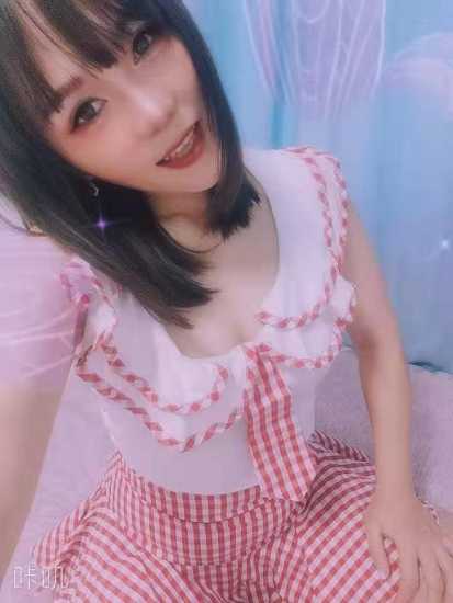 极品25岁妙龄姐妹花，六张双飞双响炮，全程高能操作猛如虎